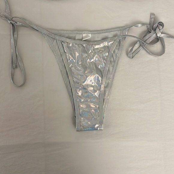 Bikini - Picture 2 of 3